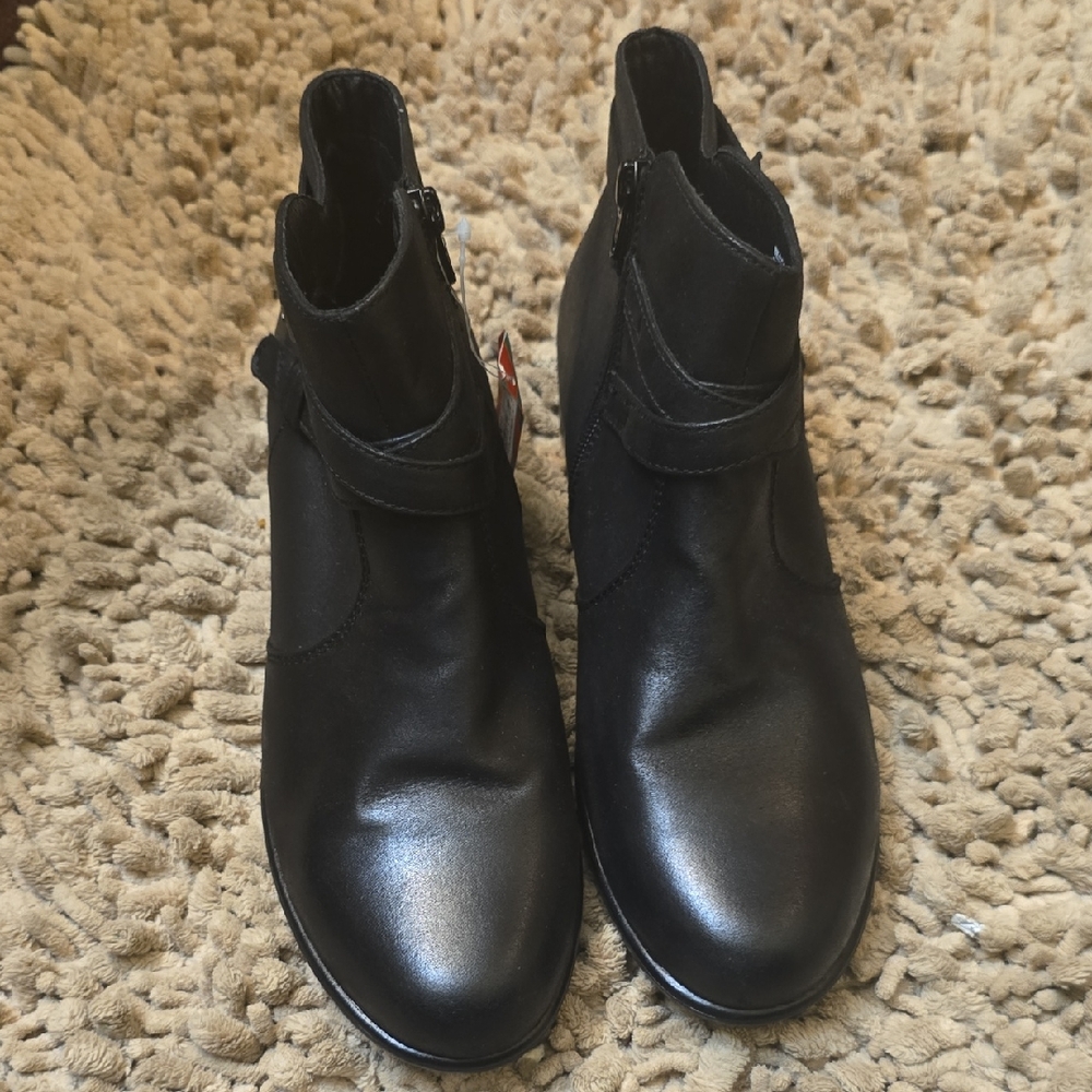 New Yuu Women's Size‎ 9 1/2M Black Side Zip Bootie Buckle Accent 1 1/4 Inch Heel